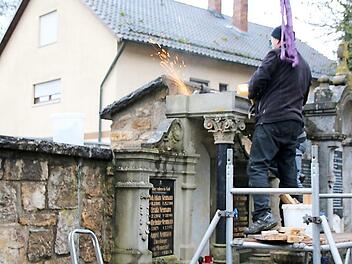 Das Grabmal der Familie Neumann wurde jetzt abgebaut, damit es restauriert werden kann. Weil es mit der Friedhofsmauer verbunden war, musste es freigeschnitten werden.  Foto: Thomas Malz