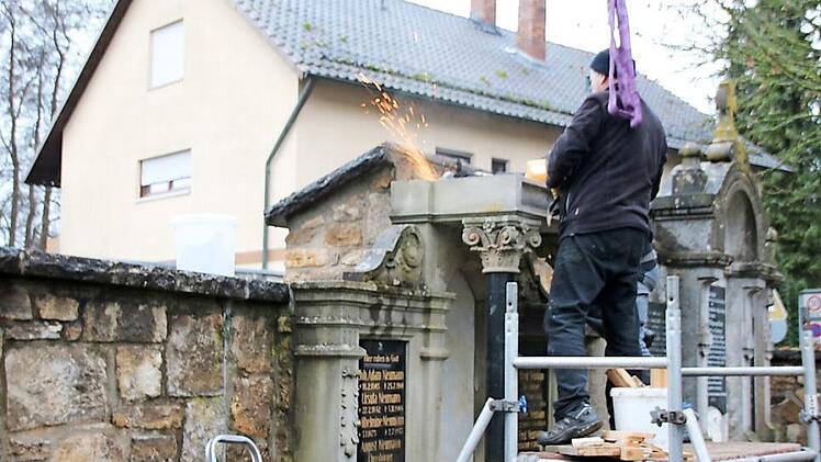 Das Grabmal der Familie Neumann wurde jetzt abgebaut, damit es restauriert werden kann. Weil es mit der Friedhofsmauer verbunden war, musste es freigeschnitten werden.  Foto: Thomas Malz