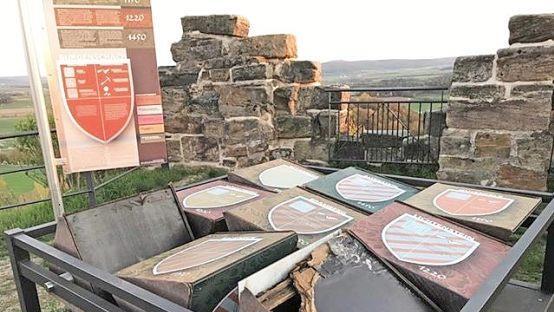 Der Verfall ist auf der Burgruine Altenstein im Jahr 2020 ein Thema. Hier hat es ein Spielger&auml;t des Burgeninformationszentrums erwischt. Der Zweckverband Deutscher Burgenwinkel ist gefordert. Foto: Ingo F&ouml;rster