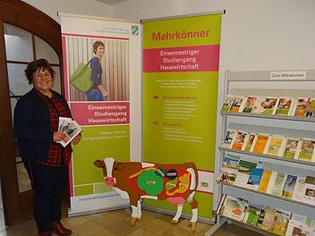 Die Leiterin der Bischofsheimer Hauswirtschaftsschule  Christina Weber-Hochgibt Tipps zum  Umgang mit Vorräten, damit sich keine Schädlinge breit machen können.  Foto: Marion Eckert