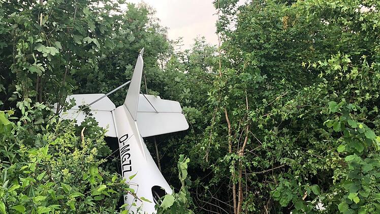 Das Leichtflugzeug  st&uuml;rzte bei Gelnhausen in B&uuml;sche: Zwei Menschen kamen ums Leben.           Foto: privat