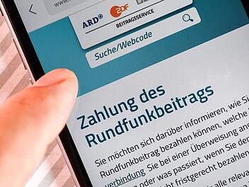 Gegen Erhöhung des Rundfunkbeitrags: Erstes Bundesland will Gebühren einfrieren