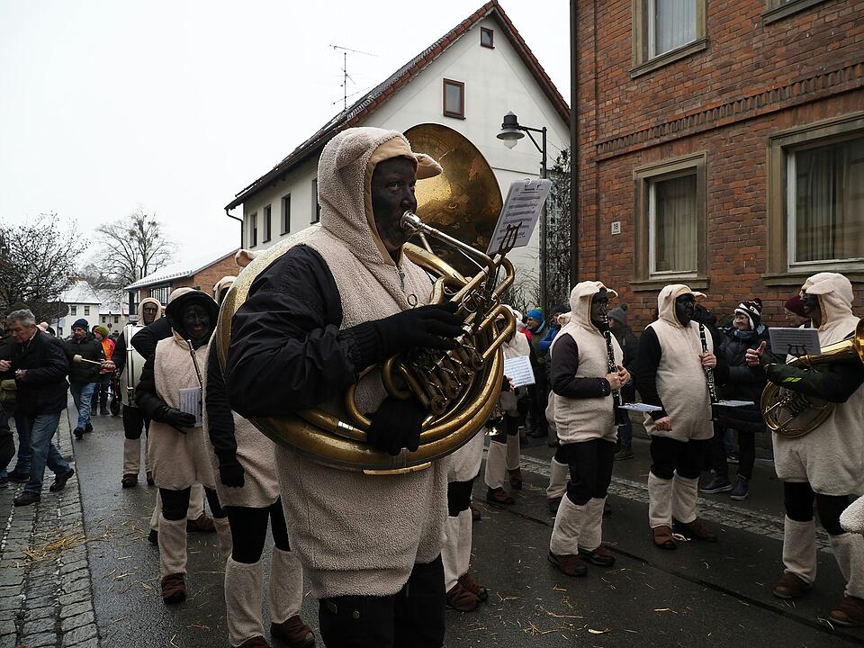 Tausende Besucher beim traditionellen Maskenumzug