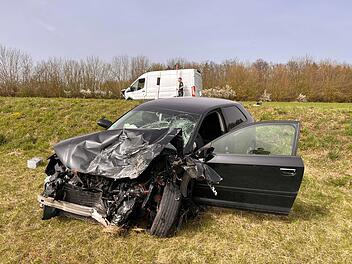 Kreis Lichtenfels: Zwei Verletzte bei Frontal-Crash - Landstraße komplett gesperrt