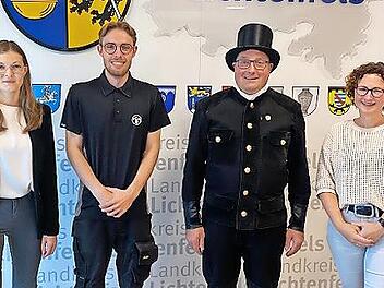 Sie wurden für sieben Jahre verpflichtet: die bevollmächtigten Bezirksschornsteinfeger Jan Lengerer (2. v. l.) und Markus Lorenz (2. v. r.) mit Abteilungsleiterin Kristin Grosch (r.) und Sachbearbeiterin Corinna Schuberth-Weber (l.).