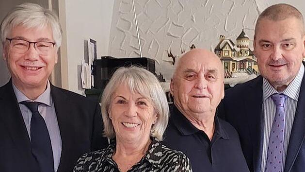 Bürgermeister Rüdiger Gerst (links) und Zweiter Bürgermeister Volker Pflaum (rechts) waren unter den Gästen, die Brigitte und Helmut Ritter zur Goldhochzeit gratulierten.