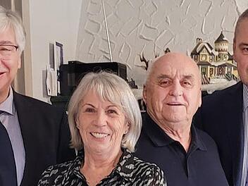 Bürgermeister Rüdiger Gerst (links) und Zweiter Bürgermeister Volker Pflaum (rechts) waren unter den Gästen, die Brigitte und Helmut Ritter zur Goldhochzeit gratulierten.