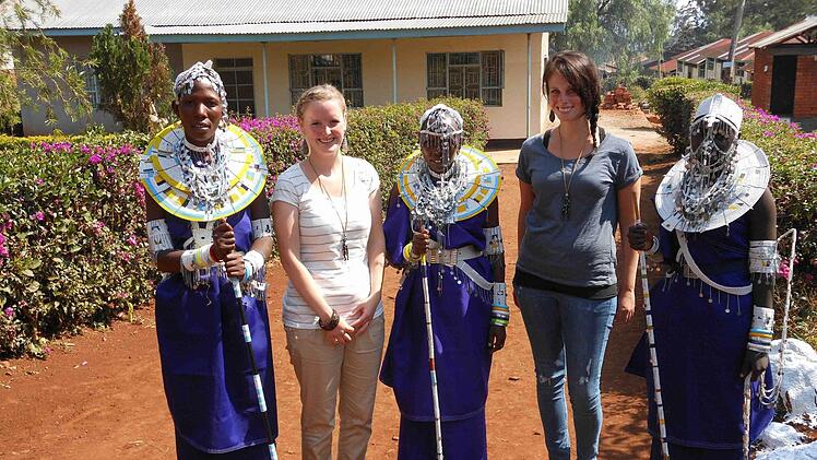 Katharina und Jana  mit den Massai-Frauen