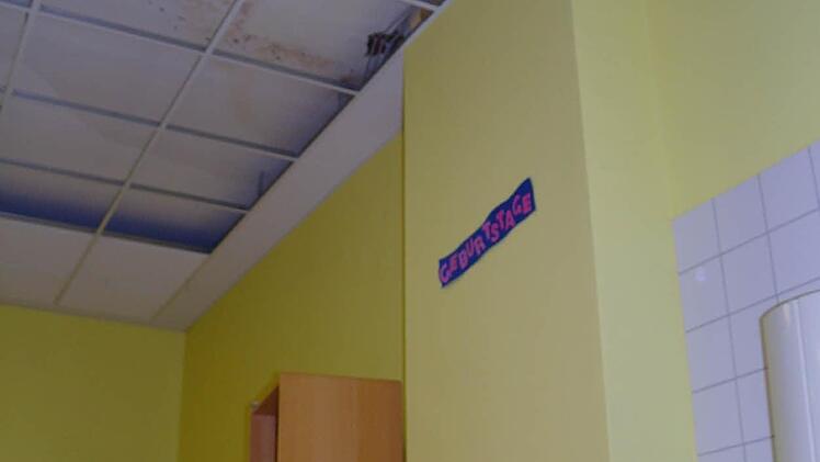 Im Gruppenraum kam Wasser durch die Decke. Teile der Deckenplatten sind abgenommen worden, damit die Decke trocknen kann.