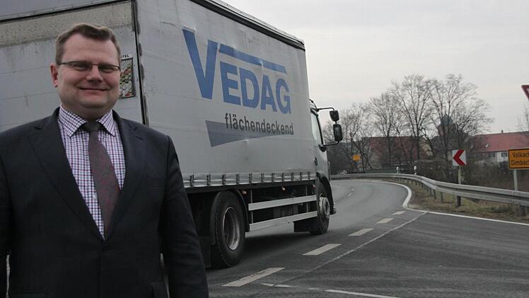 Bürgermeister Werner Knaier steht am Ortseingang von Reupelsdorf. Er freut sich, dass es mit der Umgehung etwas werden könnte. Foto: Sabine Paulus