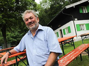 Jahrzehnte seines Lebens hat Helmut Klösel den Almadlern und deren Hütte bei Frankendorf gewidmet. Fotos: Michael Gründel