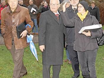 Da kommt's hin: Eva Mangold. Leiterin des Kreis-Bauamtes, weist Bürgermeister Robert Herrmann und Landrat Rudolf Handwerker (im Bild von rechts) in den künftigen Standort des Hallenbades ein.Foto:Ralf Kestel