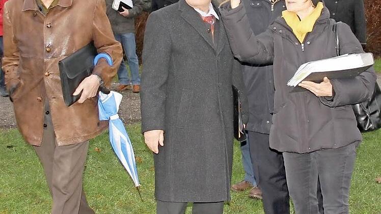 Da kommt's hin: Eva Mangold. Leiterin des Kreis-Bauamtes, weist Bürgermeister Robert Herrmann und Landrat Rudolf Handwerker (im Bild von rechts) in den künftigen Standort des Hallenbades ein.Foto:Ralf Kestel