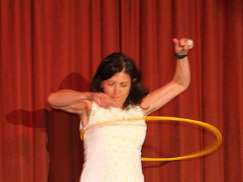 Beim Kult-Klassier "Hula Hoop" machte de neue Schulleiterin iene gute Figur. Foto: Günther Geiling