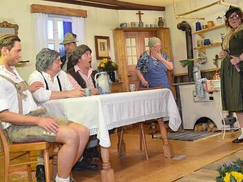 Die reiche Witwe Agnes aus Gifting will den eingeschworenen Junggesellen den Kopf verdrehen. Im Bild (von links): Roy Fischer (Juliander), Michael Hohenadel (Peter), Alexander Ludwig (Pauli), Elfriede Stey (Vroni), Elke Neder (Agnes aus Gifting) und im Hintergrund Andreas Ludwig (Dräiser) Foto: Karl-Heinz Hofmann