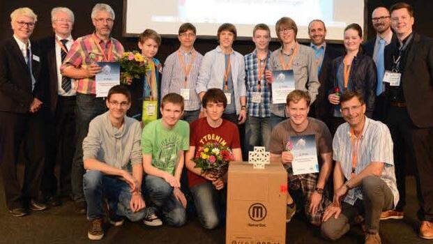 FabCon-Messe in Erfurt: Lehrer Wolfgang Lormes und einige MGFG-Schüler freuen sich über den ersten Preis. Foto: Messe Erfurt