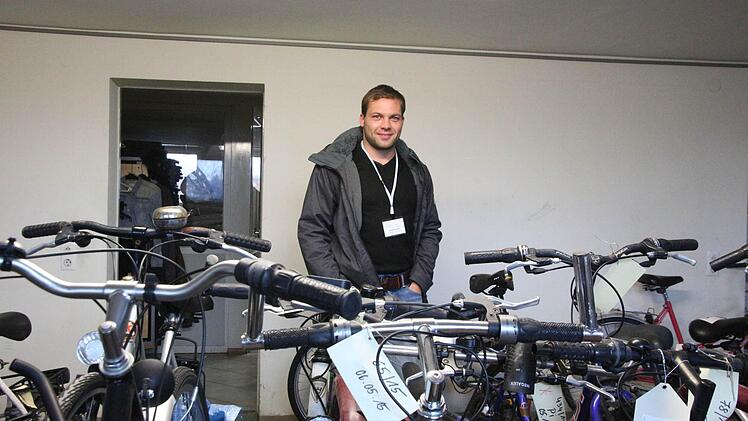 Fabian Leutheußer in der Fahrradabteilung. Es werden so viele Räder abgeben, dass schon jeden Monat ein Verkaufstermin angeboten wird. Foto: Simone Bastian