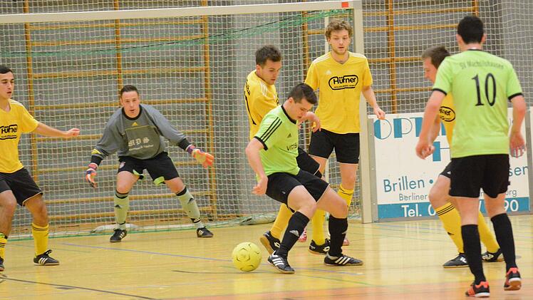 Szene aus dem Spiel des FC Thulba (in gelb) gegen den SV Machtilshausen. Foto: ssp