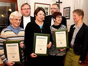 Pfarrer Thomas Ringer (hinten l.), Johannes Weiß und Melanie Dirauf (r.) ehrten Hedwig Dittner, Petra Ruff und Gisela Müller (v. l.). Foto: Blum