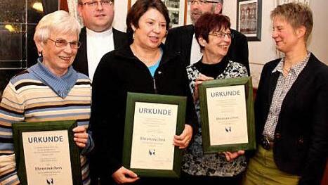 Pfarrer Thomas Ringer (hinten l.), Johannes Weiß und Melanie Dirauf (r.) ehrten Hedwig Dittner, Petra Ruff und Gisela Müller (v. l.). Foto: Blum