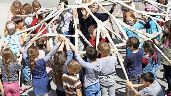 Mit ihrem Klettergerüst aus Zeitungen haben die Martinschüler Platz eins erklommen. Fotos: B. Herbst, C. Schramm
