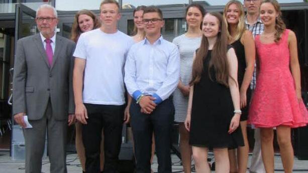 Die Besten des Jahrgangs ( hinten, von links): Laura Ströbert, Anna Sebischka, Pia Weilbach, Kira Schachenmeyer, Chiara Petrik und (vorne, von links): Thomas Wolfenstetter, Felix Metz, Filicia Folmers. Foto: privat