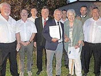 Zu Ehrenmitgliedern der Wasserwacht Himmelkron wurden Herta Mei&szlig;ner und Herbet M&auml;dl (vorne, mit Urkunde) ernannt. Mit im Bild die Funktionstr&auml;ger und Ehreng&auml;ste Foto: Werner Rei&szlig;aus