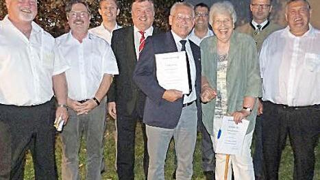 Zu Ehrenmitgliedern der Wasserwacht Himmelkron wurden Herta Mei&szlig;ner und Herbet M&auml;dl (vorne, mit Urkunde) ernannt. Mit im Bild die Funktionstr&auml;ger und Ehreng&auml;ste Foto: Werner Rei&szlig;aus
