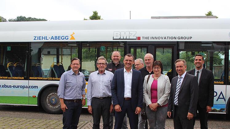 Zusammen für umweltfreundlichere Verkehrsmittel (v.l.n.r.): Adelsdorfs Bürgermeister Karsten Fischkal, die Busunternehmer Klaus Kohler und Robert Tanner, Röttenbachs Bürgermeister Ludwig Wahl, Udo Riess, der Sales Director der "ebe Europa GmbH", der Vorsitzende der FW-Kreistagsfraktion, Gerald Brehm, die Vorsitzende der FDP-Kreistagsfraktion, Elke Weis, Landrat Alexander Tritthart und Alfred Neutzner, der Geschäftsführer der "ebe Europa GmbH"