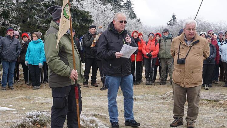 Eröffnung des Wanderjahrs 2018 der Region Saale-Sinn des Rhönklubs auf dem Gipfel des Kreuzbergs mit dem stellvertretenden Regionsvorsitzenden Konrad Tripp und Rhönklub-Präsident Jürgen Reinhardt (rechts). Foto: Marion Eckert