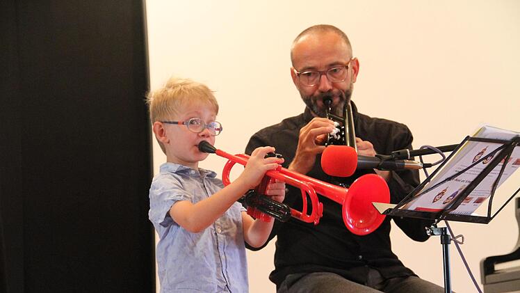 Musiklehrer Zdenek Fiala und Tobias Pirgov, die die Geschichte von schrecklichen Drachen interpretierten.Gerda Völk