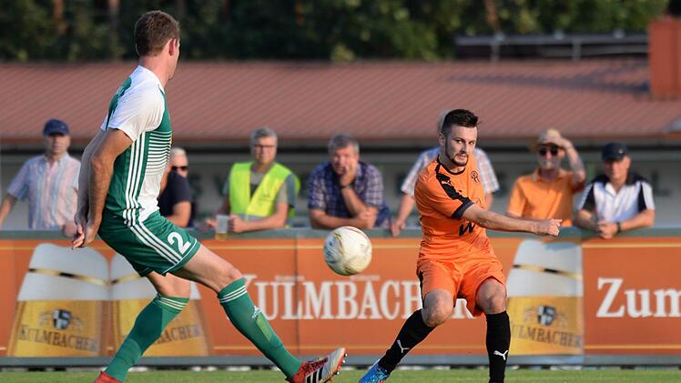 Flanke des Neudrossenfelders Simon Ruß. Foto: Peter Mularczyk