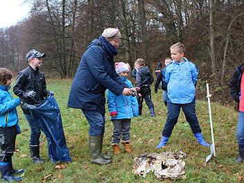 Klassenlehrerin Andrea Heinle dokumentiert die Müll-Funde ihrer Schüler. Foto: Julia Raab