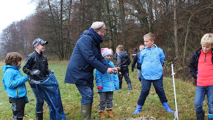 Klassenlehrerin Andrea Heinle dokumentiert die Müll-Funde ihrer Schüler. Foto: Julia Raab