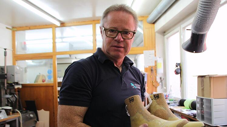 Adolf Dörflinger zeigt zwei Leisten in seiner Werkstatt. Foto: Julia Raab