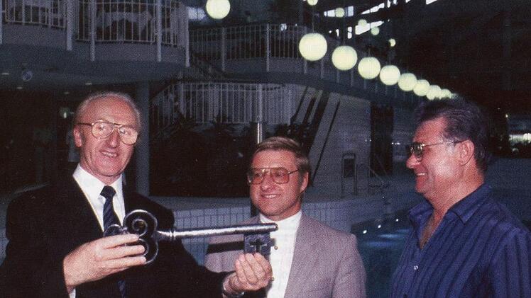 Bürgermeister Hans Ort und die Architekten Müller und Nadler (von links) bei der Schlüsselübergabe am 21. Juli 1989  Foto: privat