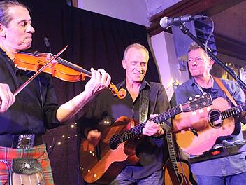 Mehr als einmal stand dem Trio die Freude am Musizieren ins Gesicht geschrieben. Gregor Borland sorgte hier mit seinem Fiddle-Spiel für Erstaunen bei den Kollegen Pete Abbott und Dave Walmisley. Foto: Markus Häggberg