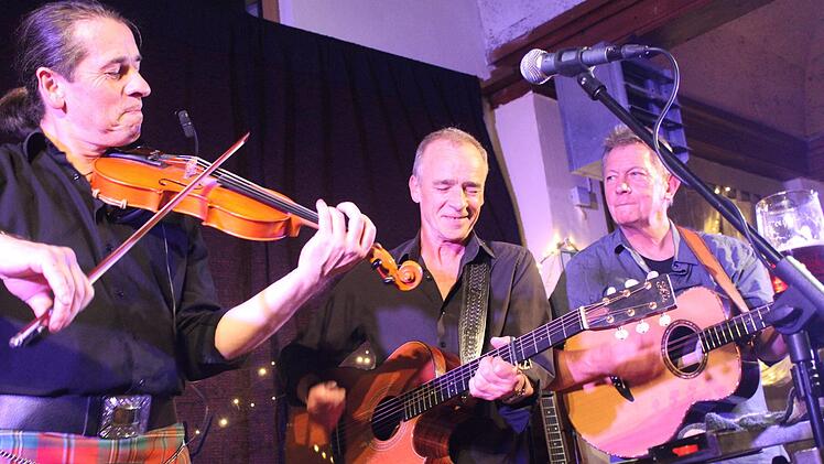 Mehr als einmal stand dem Trio die Freude am Musizieren ins Gesicht geschrieben. Gregor Borland sorgte hier mit seinem Fiddle-Spiel für Erstaunen bei den Kollegen Pete Abbott und Dave Walmisley. Foto: Markus Häggberg