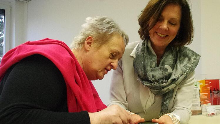Eva Maria Müller (l.) und Britta Rürup (Marketingkommunikation Punktlandung) nehmen das EKG-Gerät fürs Shirt unter die Lupe. Foto: Marco Meißner