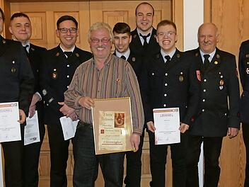 Da strahlt das neue Ehrenmitglied Wilfried Hein (Mitte), und alle Feuerwehrkameraden freuen sich mit ihm. Kreisbrandinspektor Stefan Zapf (rechts) zeigte sich mächtig beeindruckt von den Leistungen und dem guten Miteinander der Feuerwehr Fechheim/Aicha.  Foto: Manja von Nida