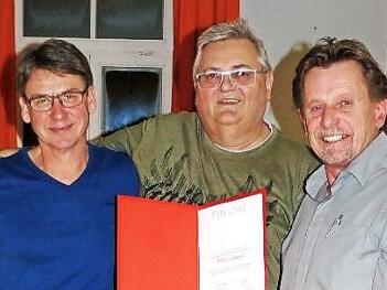 Gemeinderat Horst Bittel (l.) und Ortsvorsitzender Hans-Jörg Seidl (r.) ehrten Roland Watzer für 50 Jahre Mitgliedschaft. Foto: privat