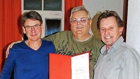 Gemeinderat Horst Bittel (l.) und Ortsvorsitzender Hans-Jörg Seidl (r.) ehrten Roland Watzer für 50 Jahre Mitgliedschaft. Foto: privat