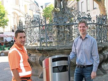 B&uuml;rgermeister Jonas Gl&uuml;senkamp (rechts) - zusammen mit Jan Piontek vom EBB an einem soeben ges&auml;uberten "Abfallhai" am Gabelmann  Foto: Stadt Bamberg/Gerhard Beck