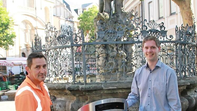 B&uuml;rgermeister Jonas Gl&uuml;senkamp (rechts) - zusammen mit Jan Piontek vom EBB an einem soeben ges&auml;uberten "Abfallhai" am Gabelmann  Foto: Stadt Bamberg/Gerhard Beck