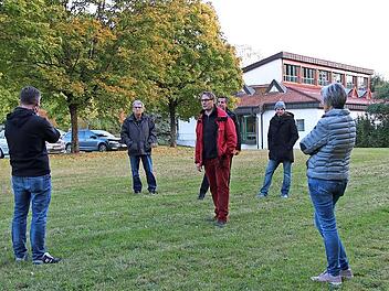 Einen weiteren möglichen Platz für den neuen Kindergarten sah sich der Stadtrat hinter dem Parkplatz an der Steinachtalhalle an, obwohl ein Bau auf dem Kirchengrundstück beim Skaterplatz so gut wie beschlossen ist.