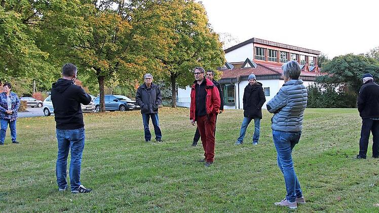 Einen weiteren möglichen Platz für den neuen Kindergarten sah sich der Stadtrat hinter dem Parkplatz an der Steinachtalhalle an, obwohl ein Bau auf dem Kirchengrundstück beim Skaterplatz so gut wie beschlossen ist.