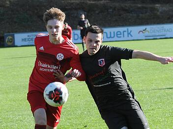 Robust geht Fuchsstadts Marcel Frank (rechts) in das Duell mit dem Lichtenfelser Tim Hartmann - genutzt hat es nichts. Foto: ssp