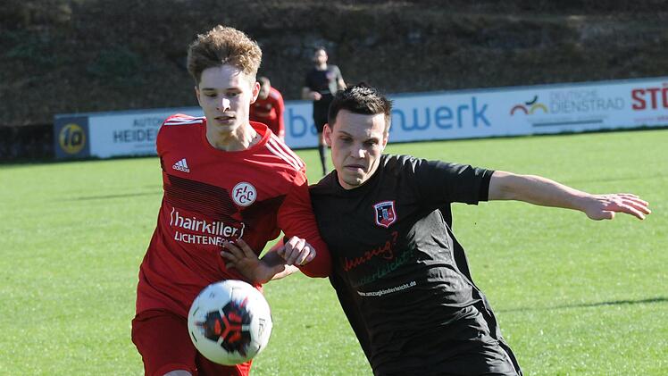 Robust geht Fuchsstadts Marcel Frank (rechts) in das Duell mit dem Lichtenfelser Tim Hartmann - genutzt hat es nichts. Foto: ssp