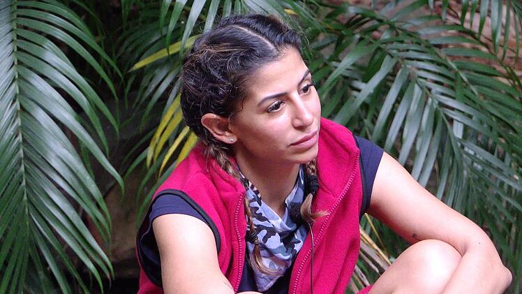 Bei der Rauswahl-Zeremonie kassierte Eva ein "Vielleicht" und war entsetzt. Aber es war Umut, der die wenigsten Anrufe erhielt und gehen musste.