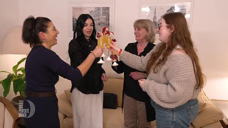 H&uuml;lya, Stasya, Annett und Mette-Lina (von links) sto&szlig;en auf eine fr&ouml;hliche Damen-Woche an.